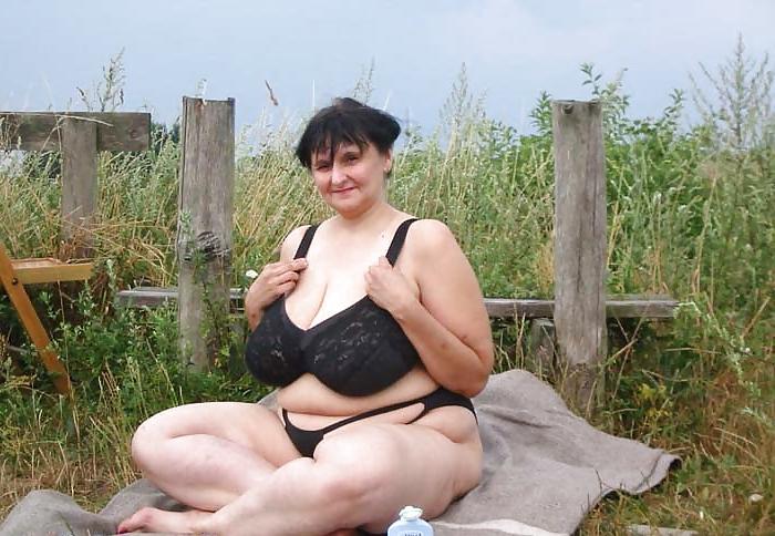 18P Housewife show her awesome breasts outdoor