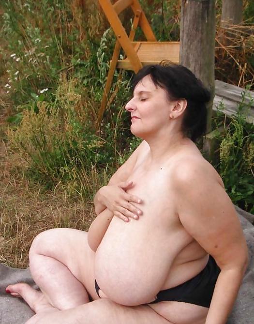 18P Housewife show her awesome breasts outdoor