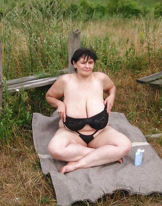 18P Housewife show her awesome breasts outdoor