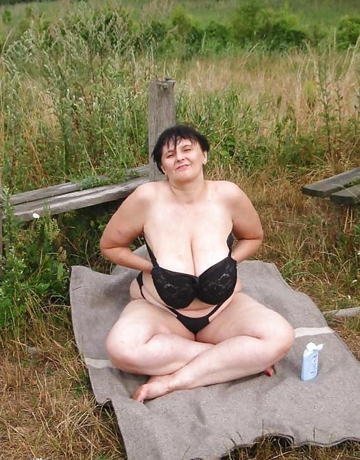 18P Housewife show her awesome breasts outdoor