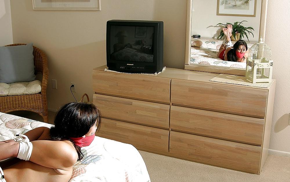 25P Heißes Babe im Bett gefesselt und geknebelt
