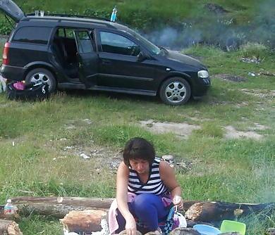 25P Spy picnic and forest old + young romanian