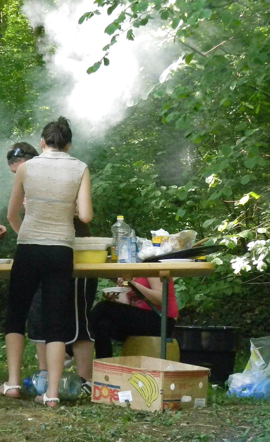 25P Spy picnic and forest old + young romanian