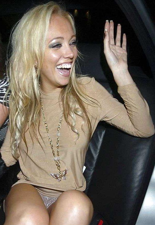 25P Upskirt Car 2