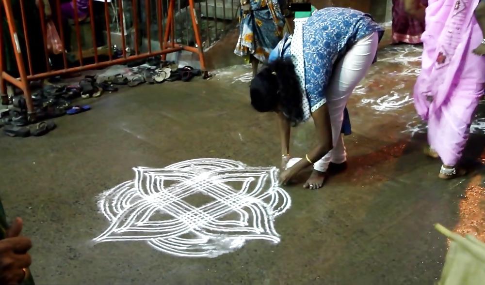 22P Indiani Women Bending over 