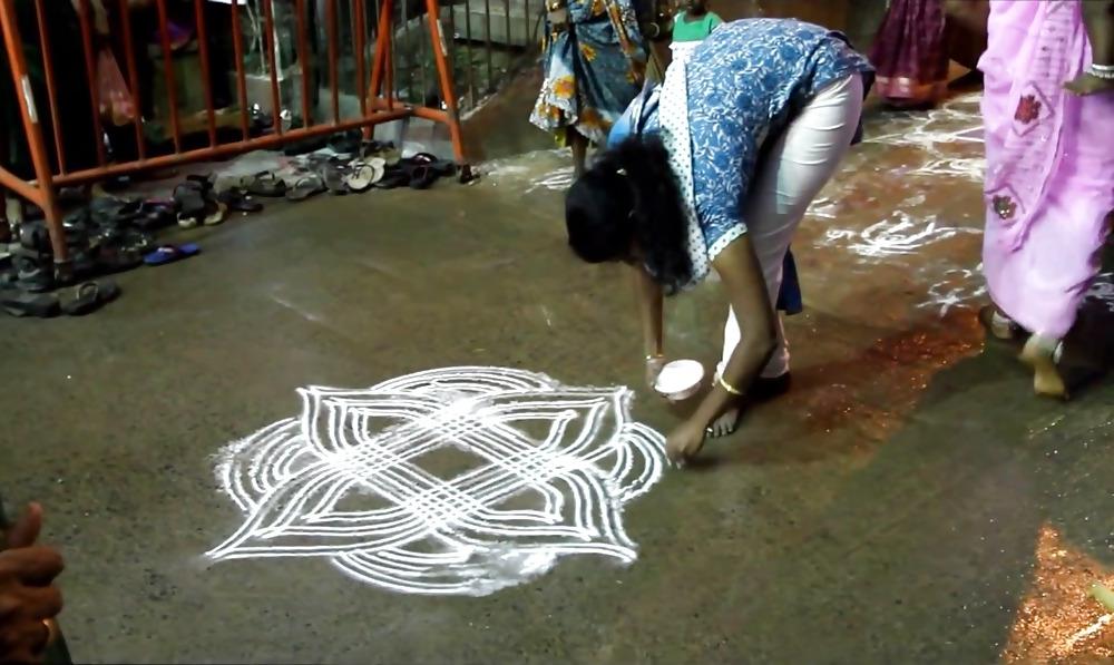 22P Indiani Women Bending over 