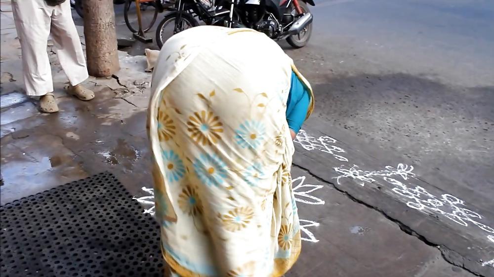 22P Indiani Women Bending over 