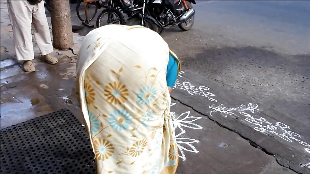 22P Indiani Women Bending over 