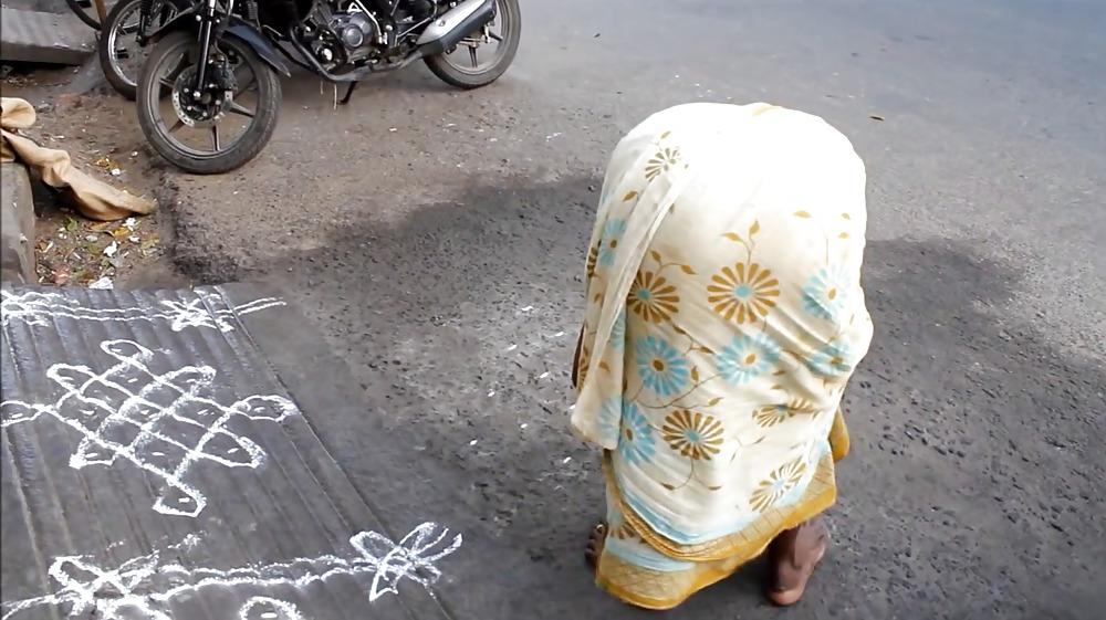 22P Indiani Women Bending over 