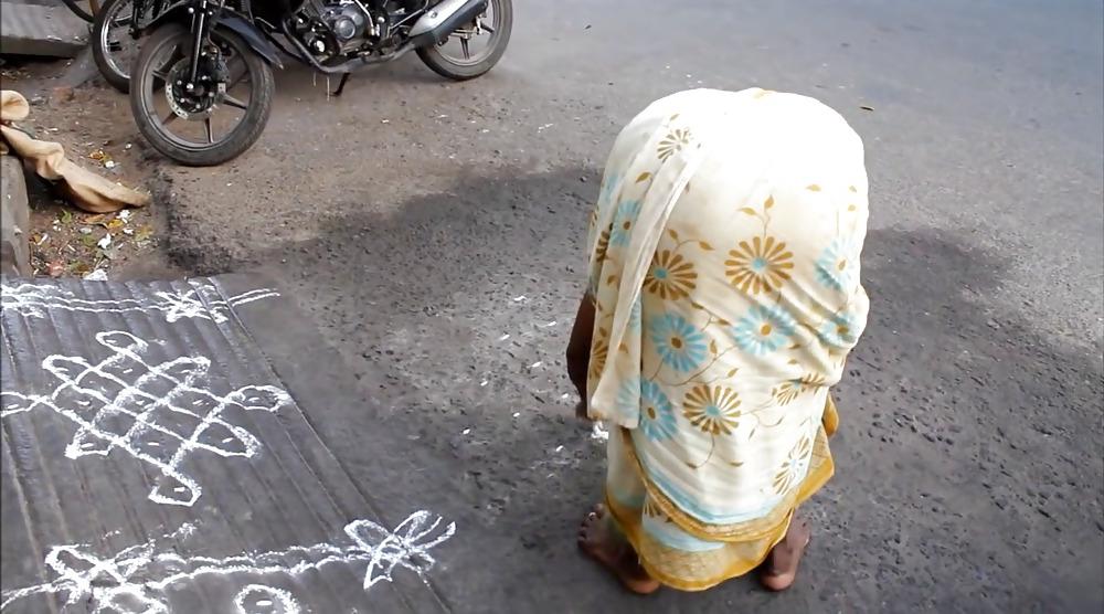 22P Indiani Women Bending over 