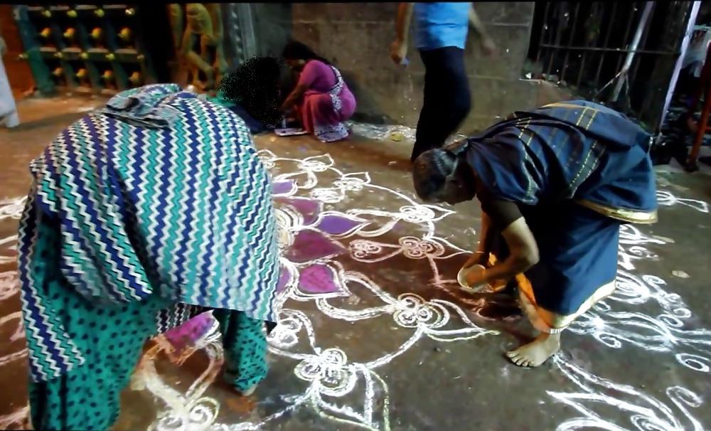 22P Indiani Women Bending over 