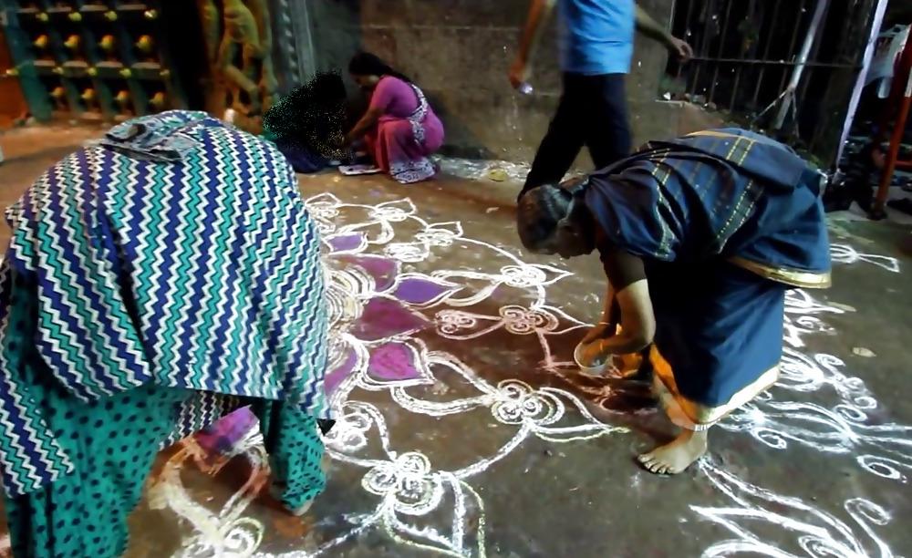 22P Indiani Women Bending over 