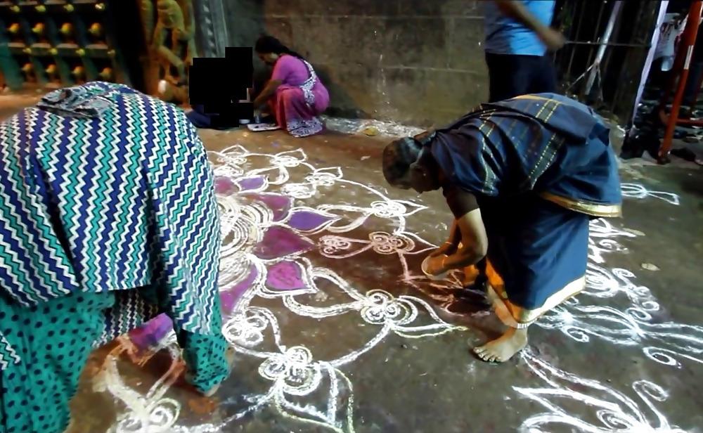 22P Indiani Women Bending over 