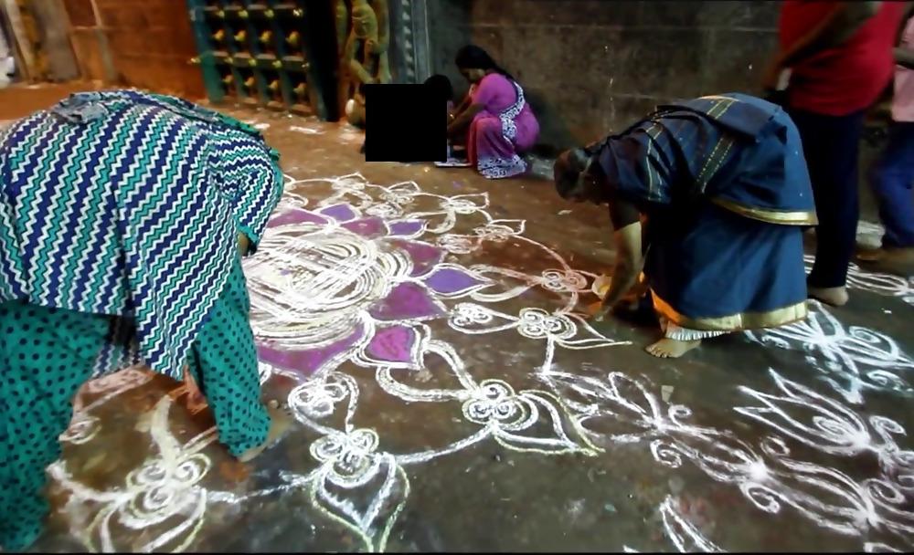 22P Indiani Women Bending over 