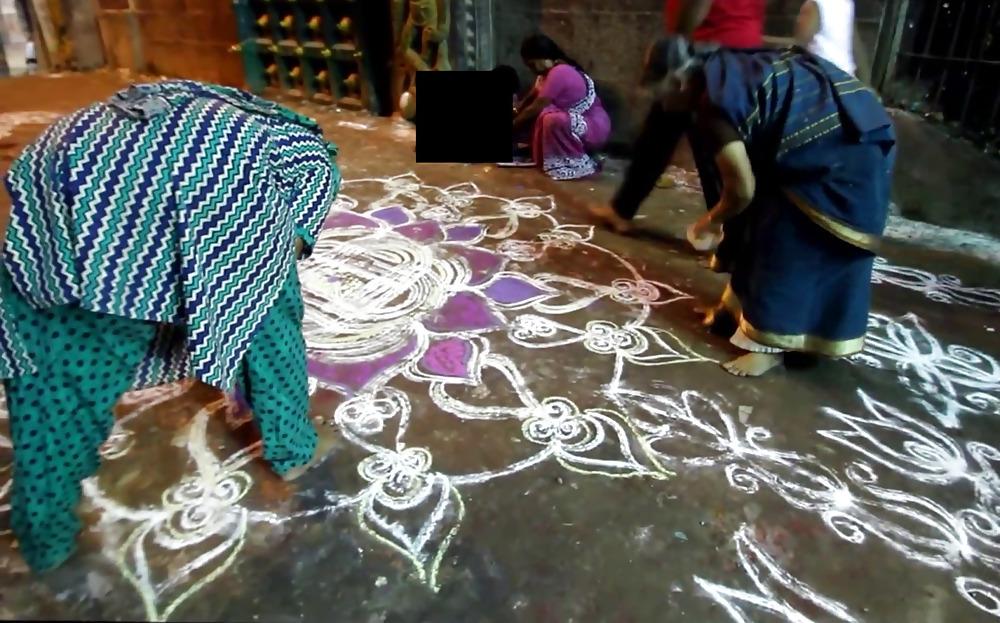 22P Indiani Women Bending over 