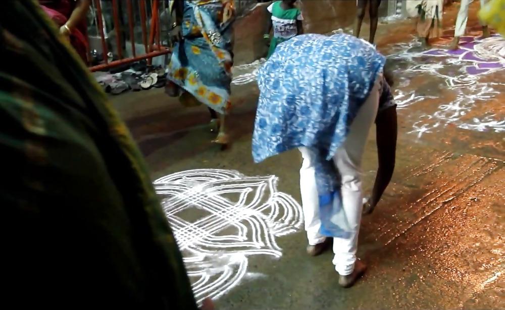 22P Indiani Women Bending over 