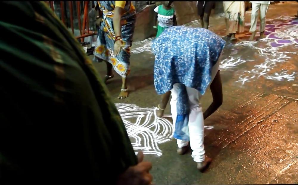 22P Indiani Women Bending over 