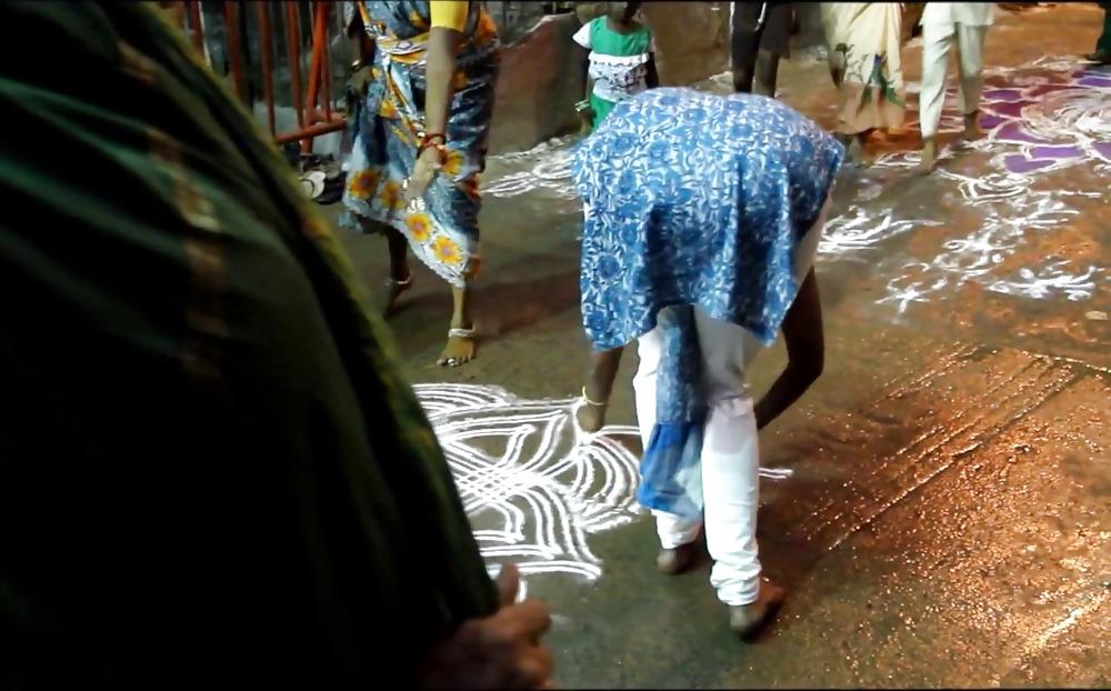22P Indiani Women Bending over 