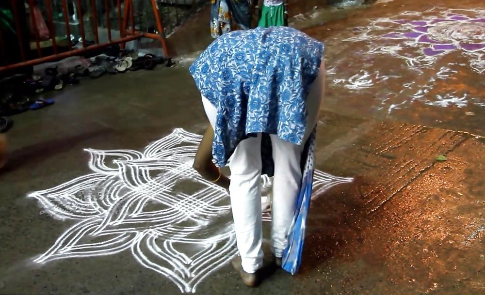 22P Indiani Women Bending over 