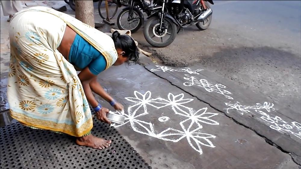 22P Indiani Women Bending over 