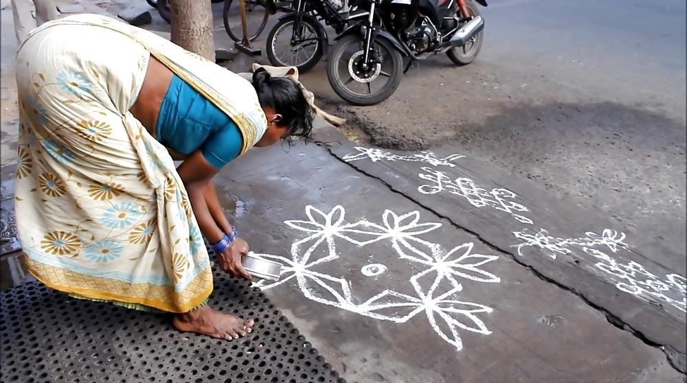22P Indiani Women Bending over 