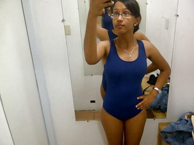 24P Dominican: Vanessa selfies