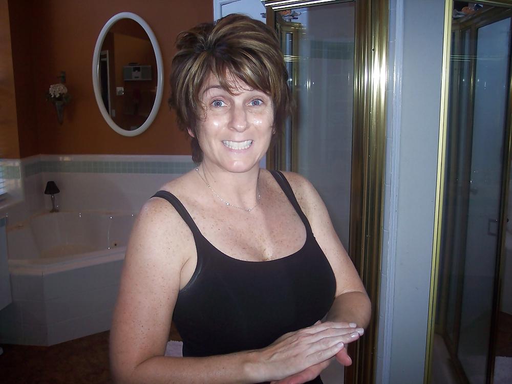 17P Tasty MILF Housewife looks like Fun!!!