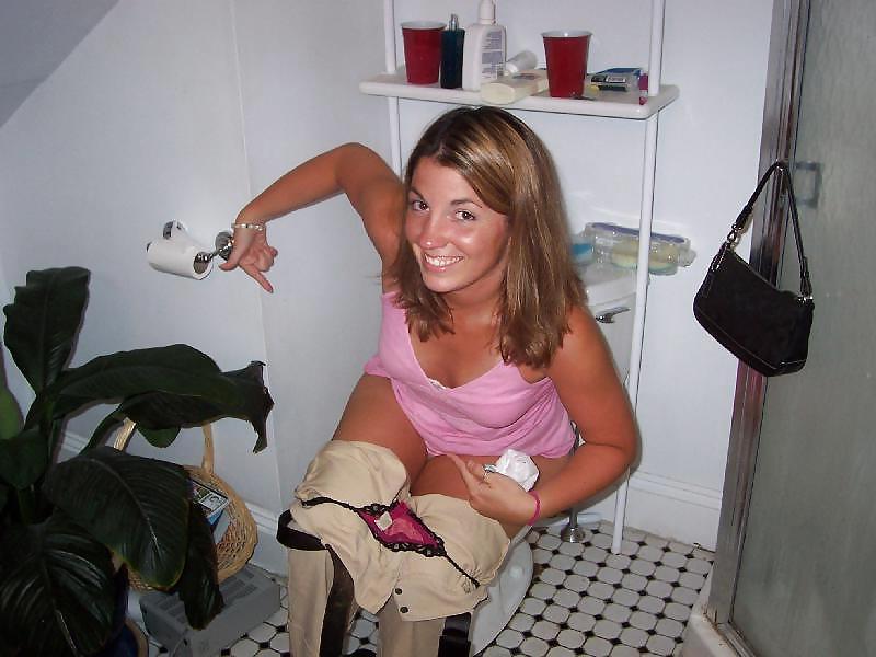 10P Girls on Toilette
