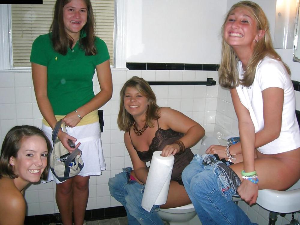 10P Girls on Toilette