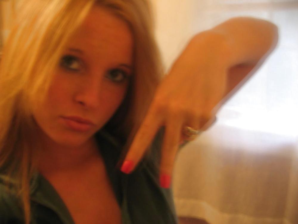16P Blonde teen show pussy