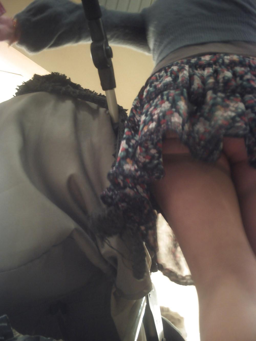 23P Candid Upskirt 