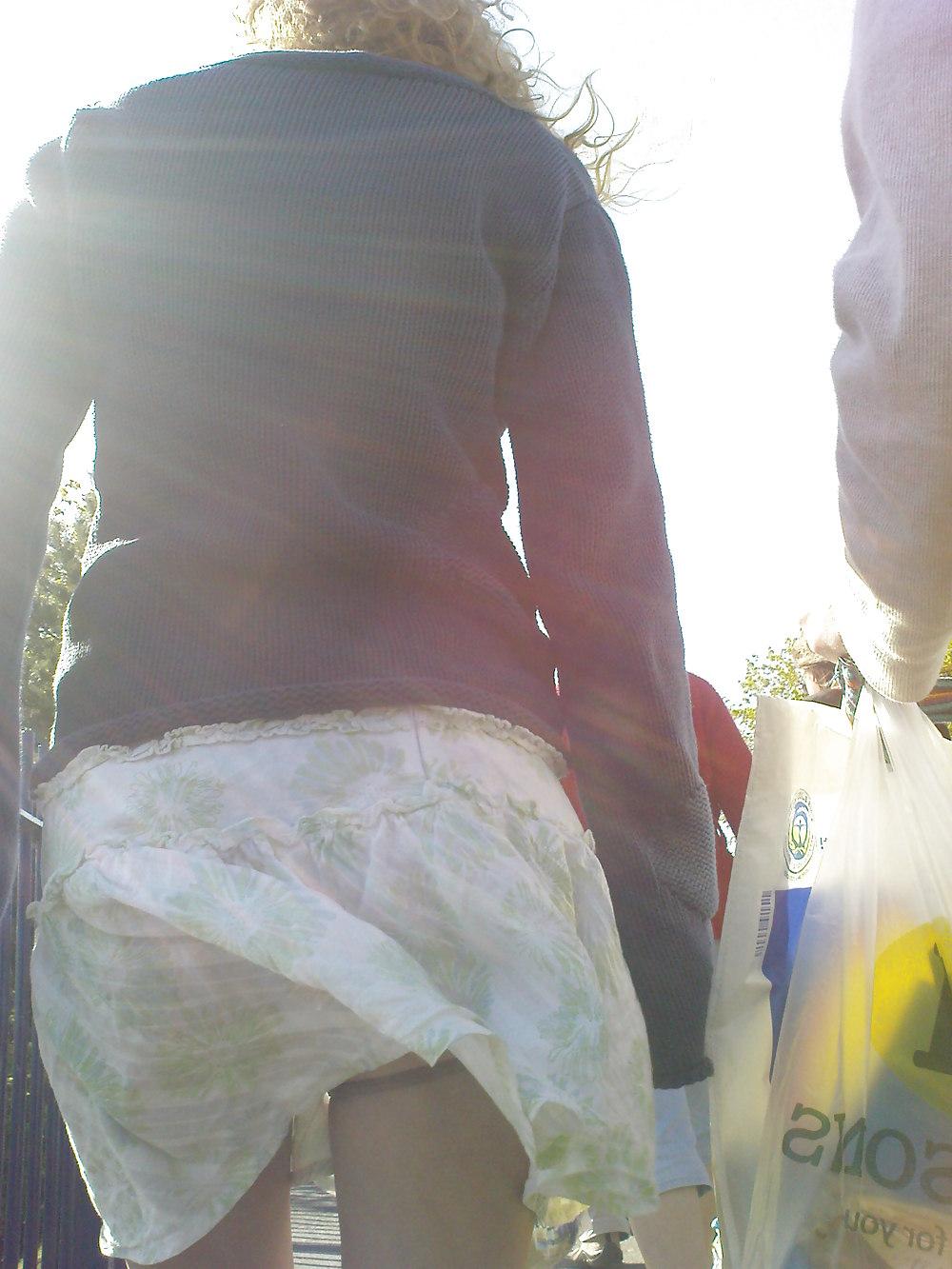 23P Candid Upskirt 