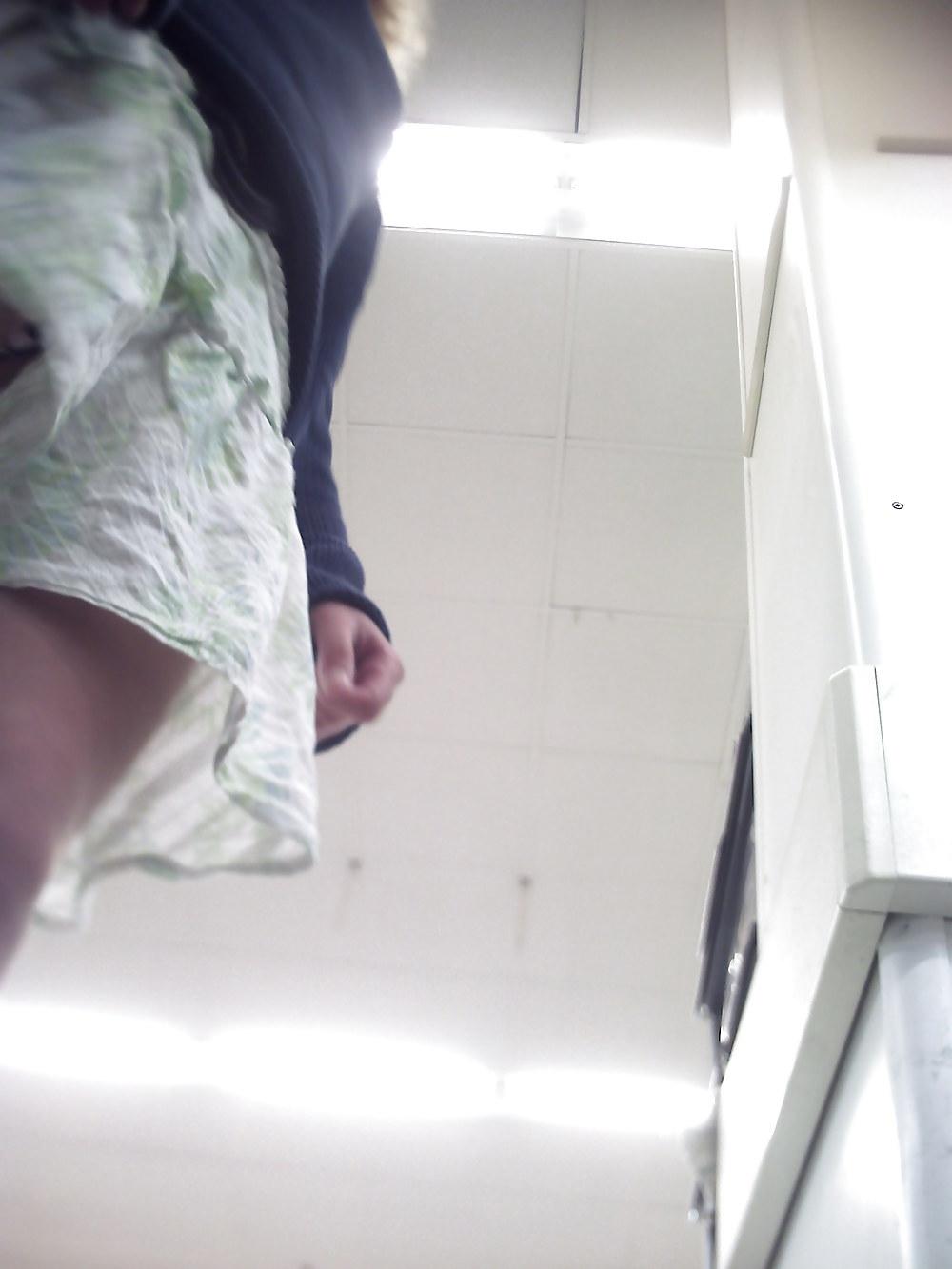 23P Candid Upskirt 