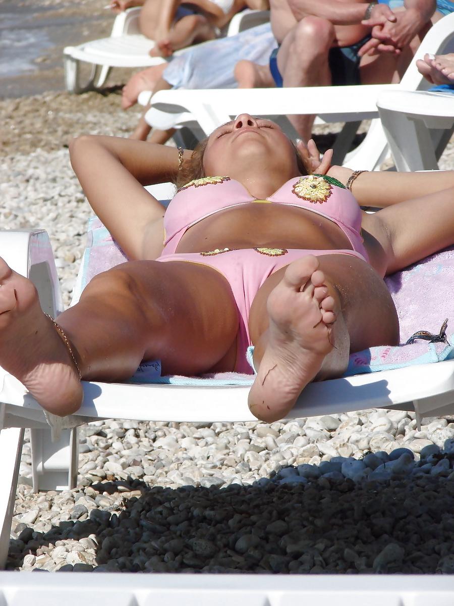 25P Beach Beauties in Bikinis