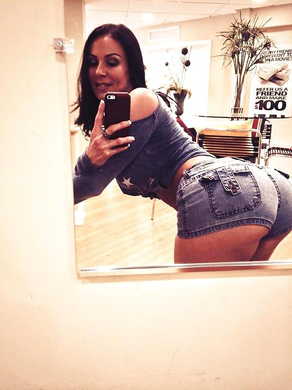 16P Sexy cougar ass