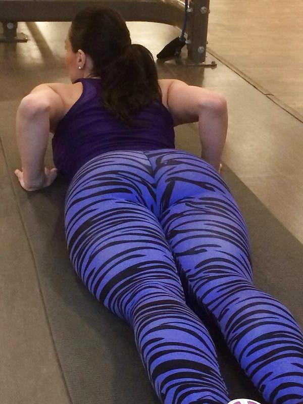 16P Sexy cougar ass