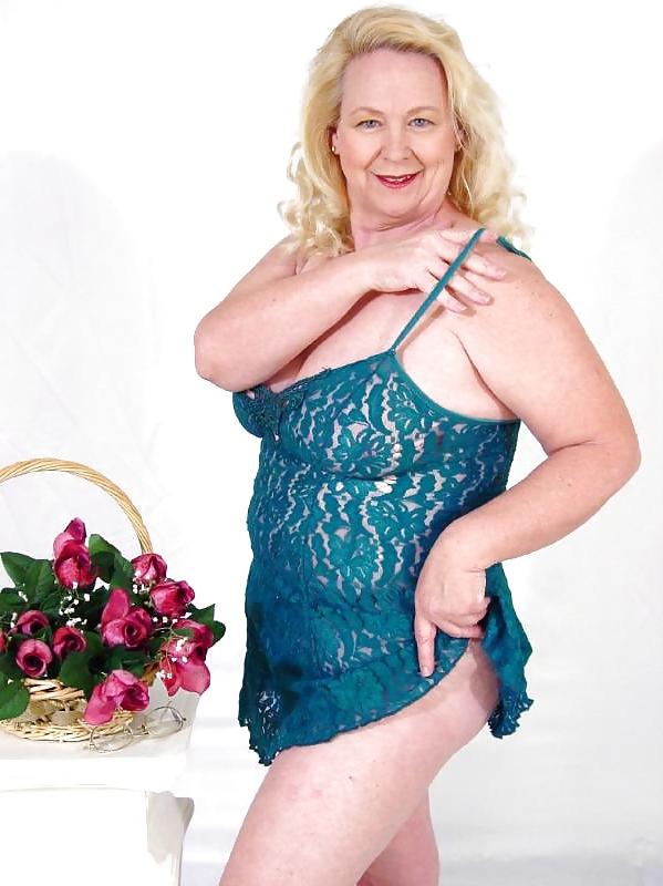 16P Housewife chubby showing her curves