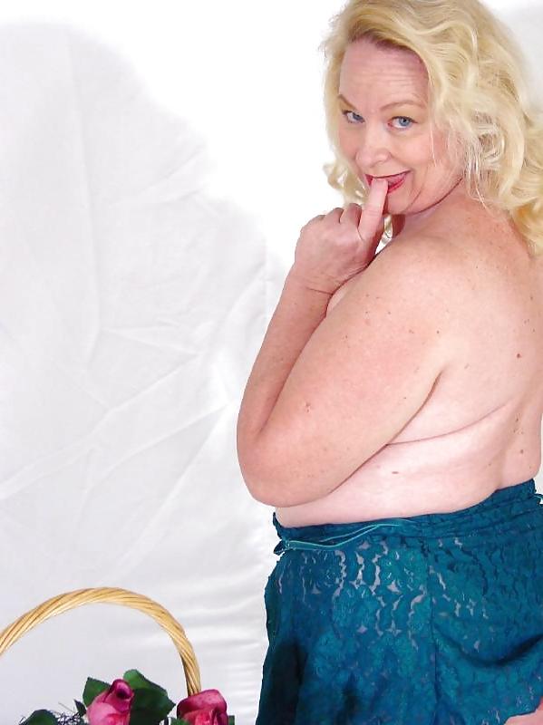 16P Housewife chubby showing her curves