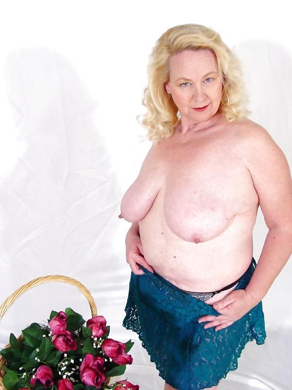16P Housewife chubby showing her curves
