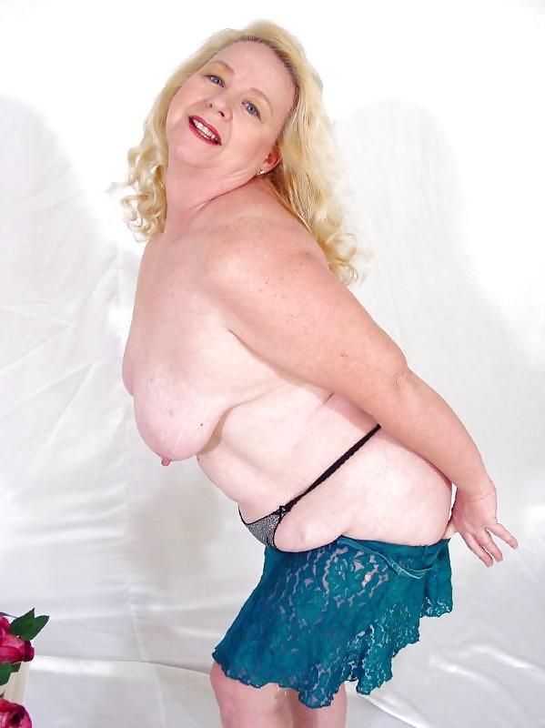 16P Housewife chubby showing her curves