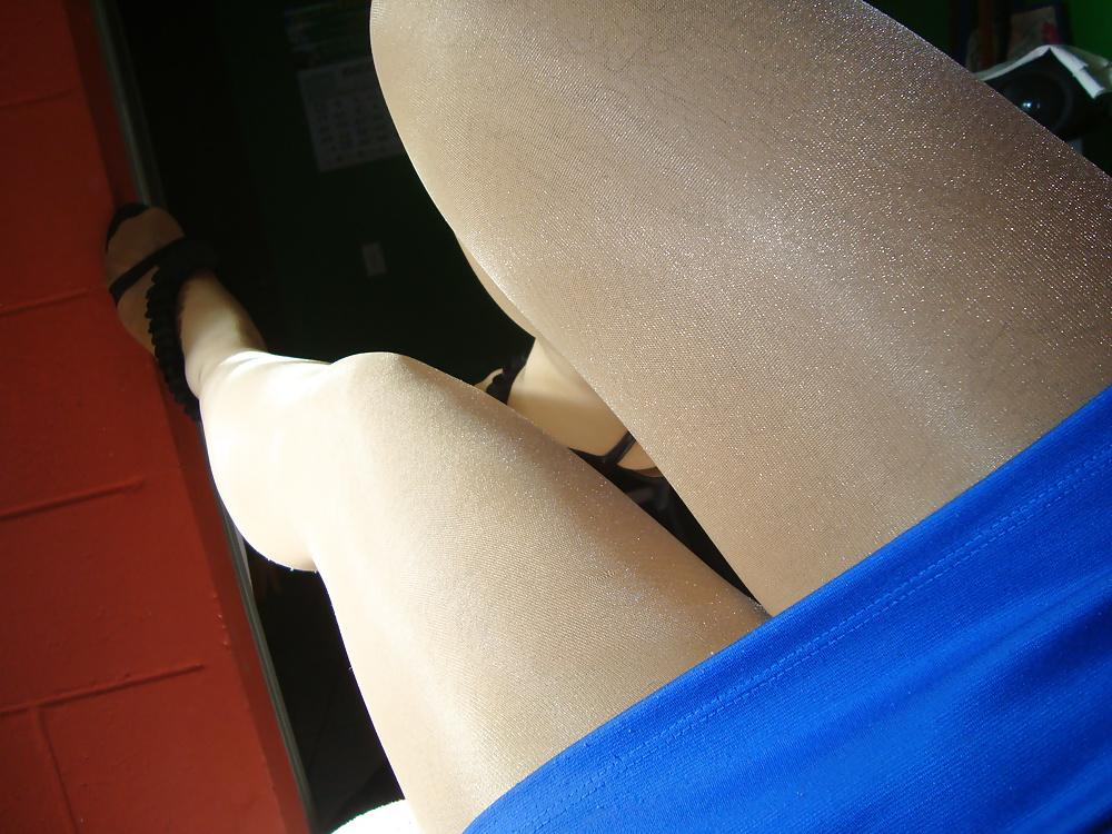 23P Super shiny and sexy legs in pantyhose