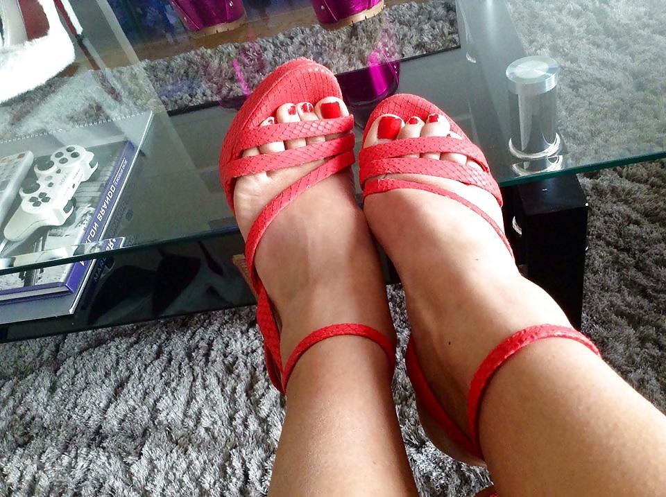 22P My toecleavage & sexy feet arch in designer heels & sandals