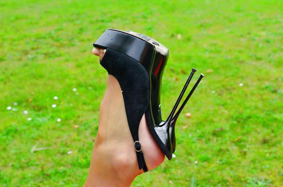 22P My toecleavage & sexy feet arch in designer heels & sandals