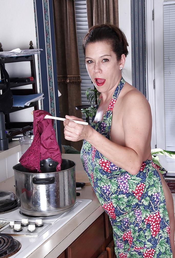 16P Housewife showing her beautiful pussy