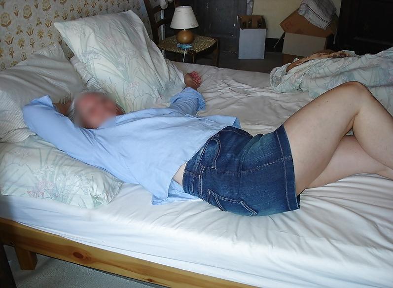 4P Housewife  in the bed in miniskirt