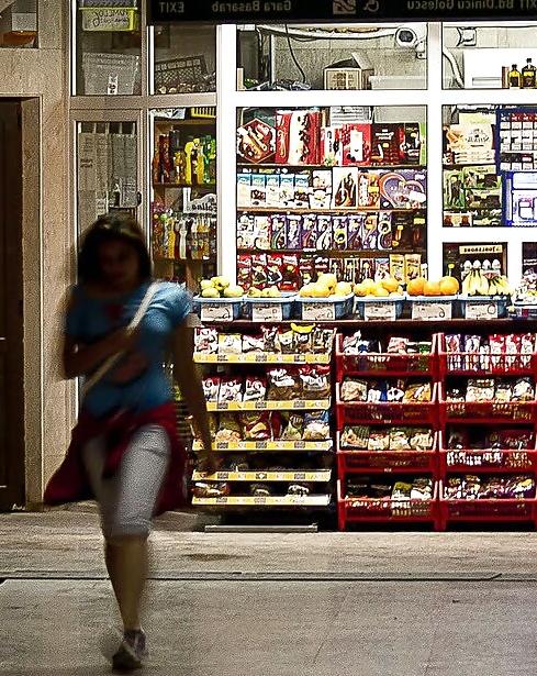 24P Spy old + young supermarket romanian