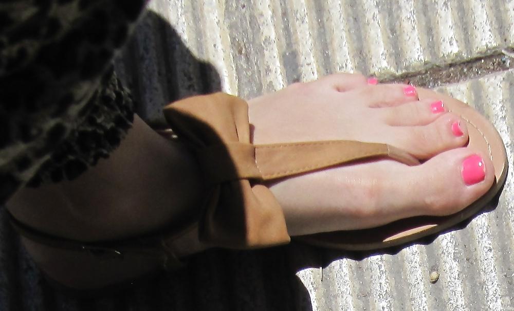 25P Candid street feet 3