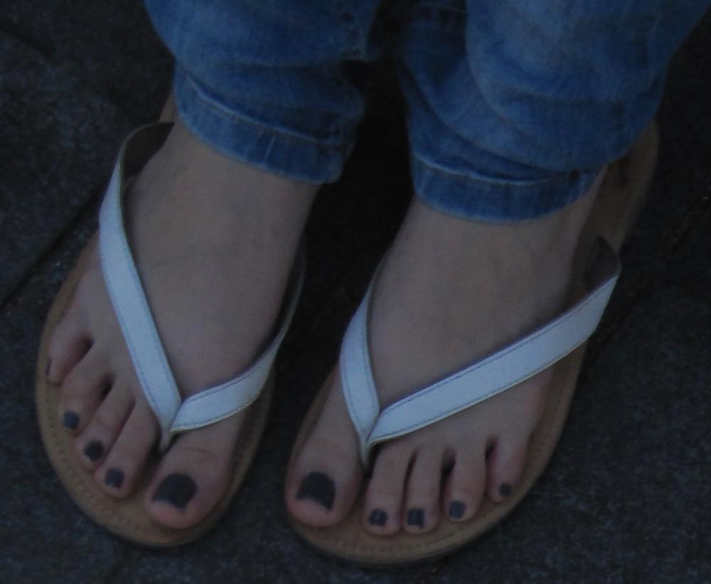 25P Candid street feet 3