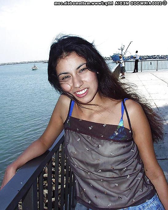 10P Meet Shy Girl at Beach and Take Photos of Her 