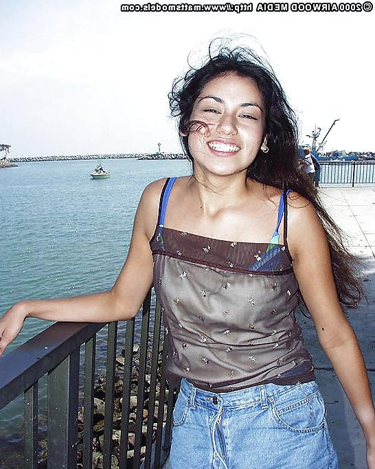 10P Meet Shy Girl at Beach and Take Photos of Her 